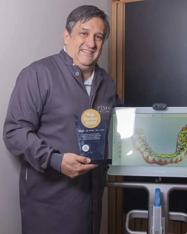 Dr. João Francisco, Top Doctor Invisalign 2023, ao lado do scanner iTero na Riso Facial