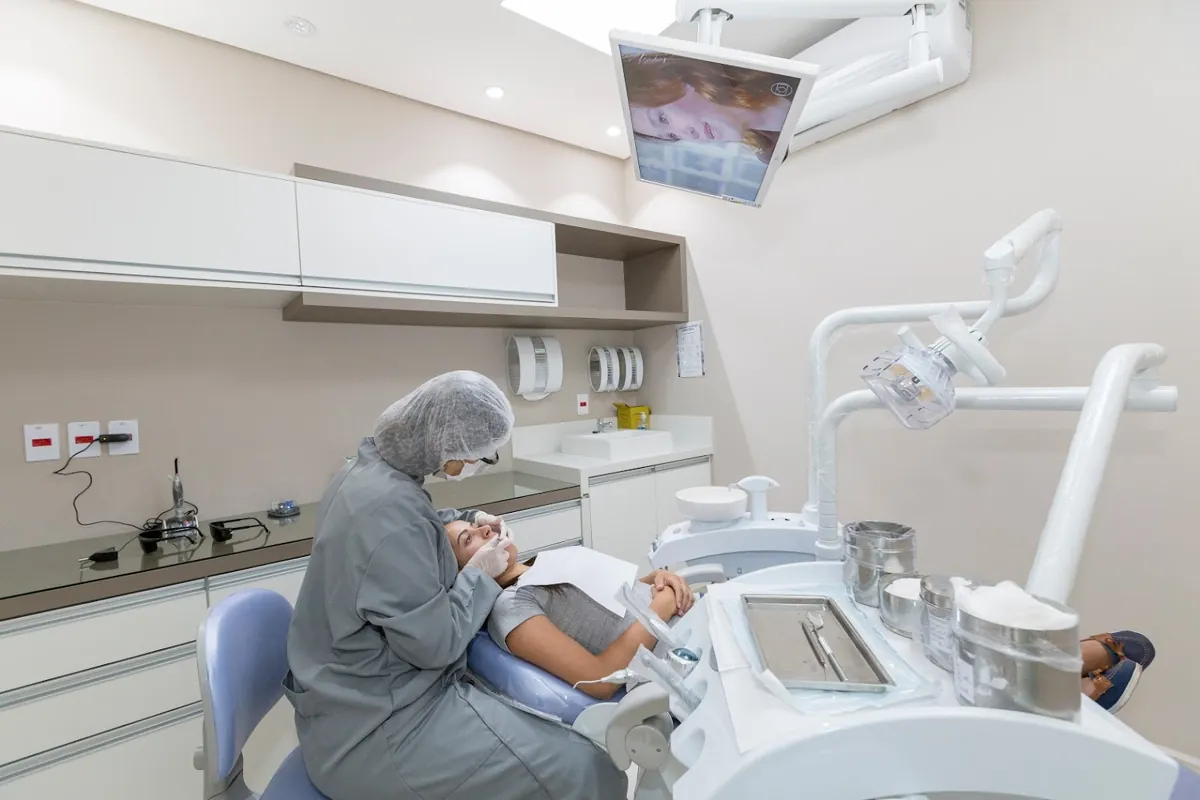Dentista da Riso Facial atendendo paciente no consultório